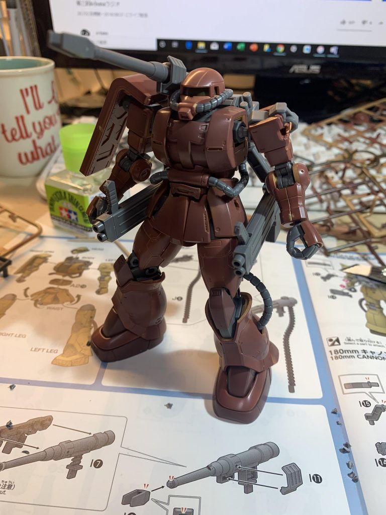 下地(オキサイドレッド)に基本色(ダークイエロー)をグラデーションで塗りました。
タミヤのベーシックエアブラシ(2000円ほど)に1万しないコンプレッサーで、しかも初めての割には頑張った方だと思います。
パイプとかの軟質パーツは塗っていいのかいつも迷いますがとりあえず塗りました