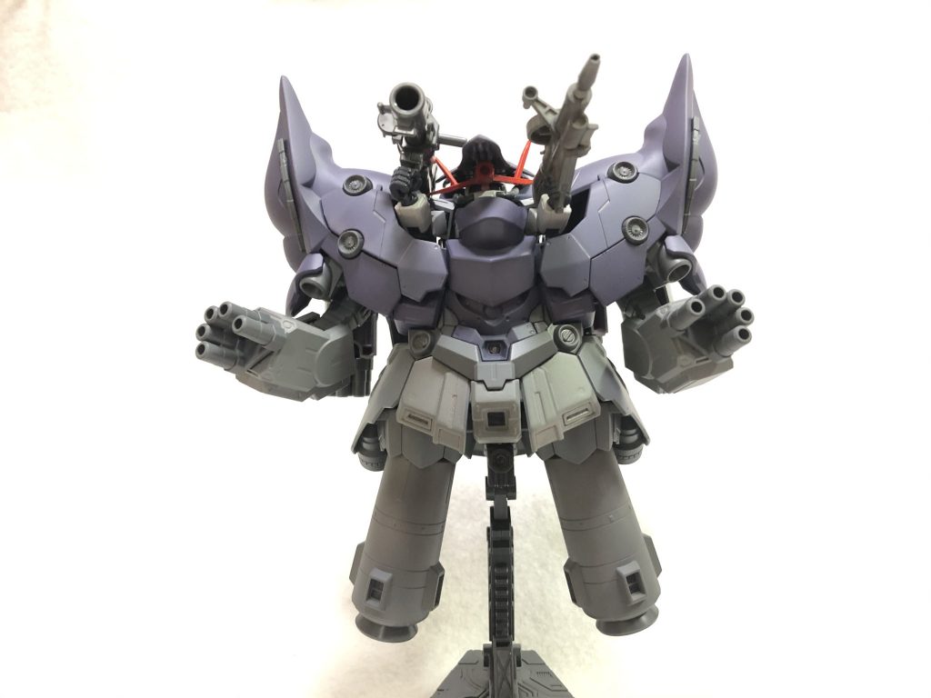 続いて、ジオングアーマーを装着。ジオネットジオング。分厚い装甲にIフィールド、多数のビーム砲による圧倒的火力を備えた、拠点防衛形態です。