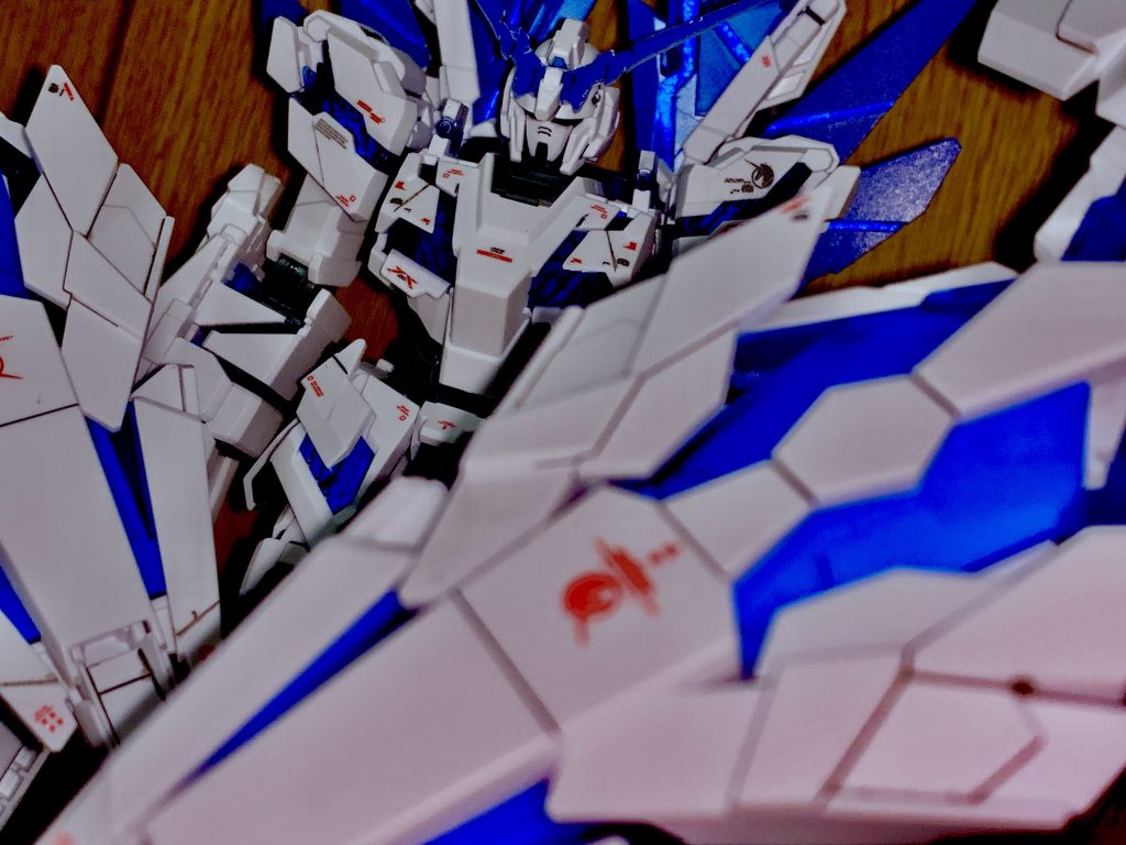 アームドアーマーDEを浮かせて雰囲気だし
アームドアーマーXCはよく見るとサイコフレーム部分は少しキラッとしてるんですが、そこも市販テープによる細工です。