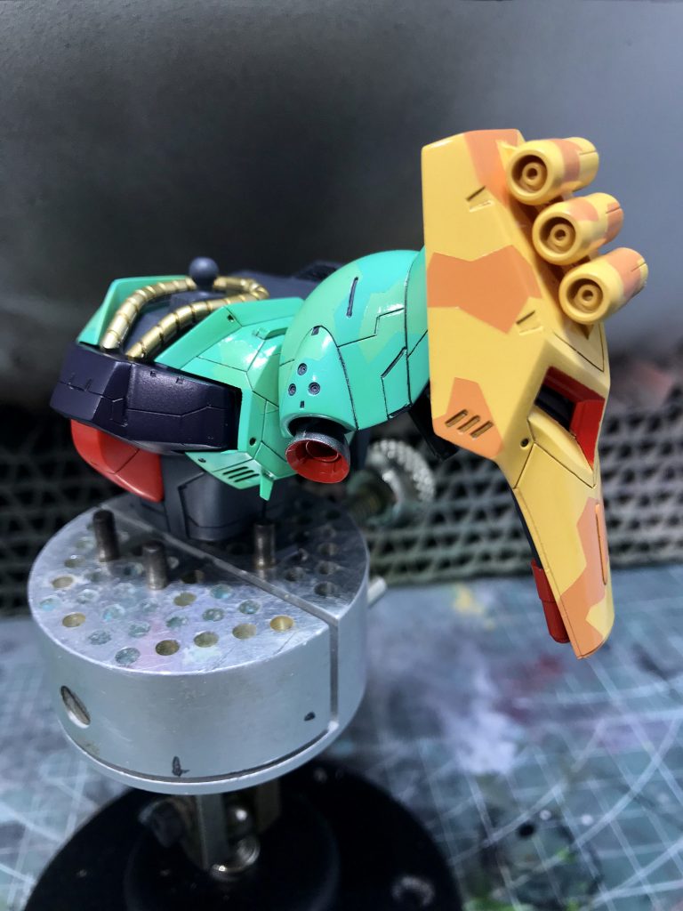 しかしグリーンの彩度が足りなかったのでクリアグリーンオーバーコート。結果迷彩はボヤけてしまいました。