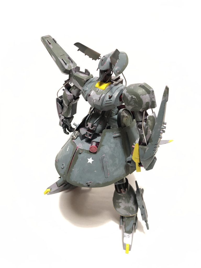 ななめ
装備
右腕には大型粉砕兵器「シャイニングフィンガー」
左腕のシールドアームには半誘導クラスターミサイル×6
脚部に取り付けられたのはメガ粒子ピストル
スカート部にIフィールド発生装置とマイクロウェーブ発生装置を装備。(マイクロウェーブ発生装置は電波障害及び対人鎮圧用)