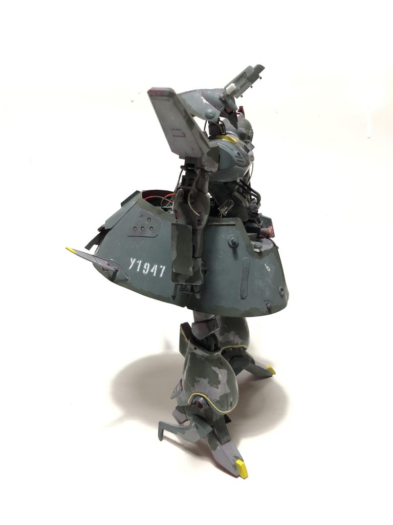 よこ
意外に細身。
大きなスカートによるバックヘビーな体型も踵に備えた強力なアウトリガーによって直立も安定してます。