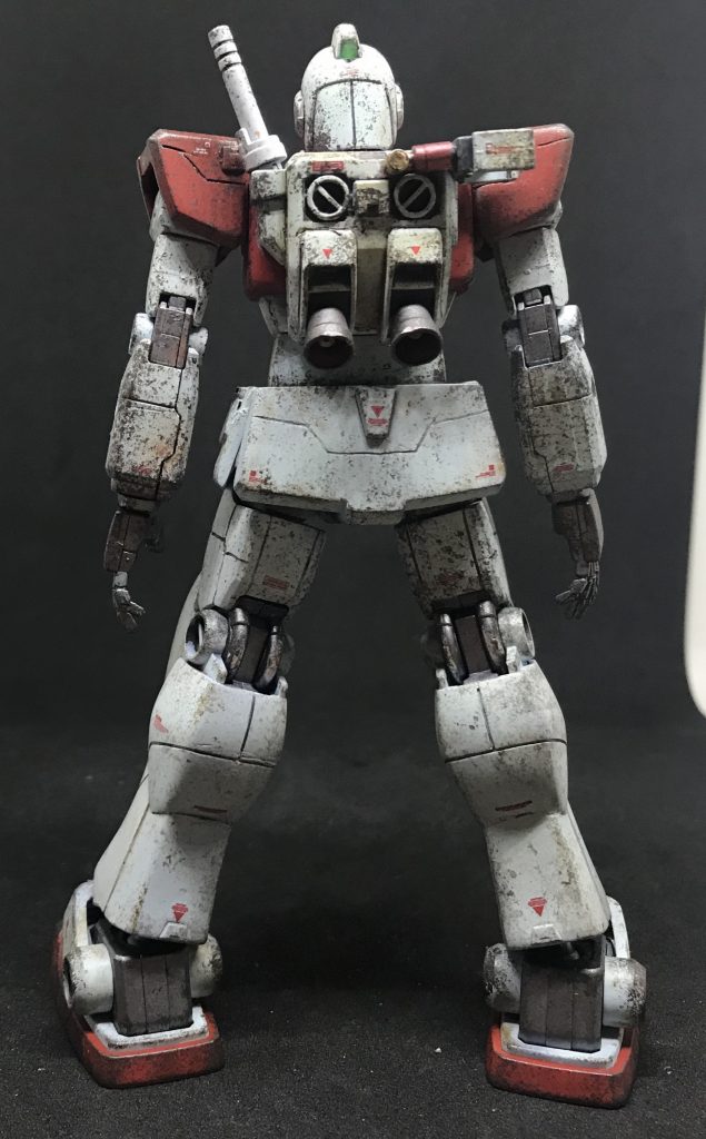 背面、ランドセルはFGガンダムを使用、ビームサーベルの刃をランドセルに埋込ジムⅡのビームサーベルを装着できるように改修、バーニアはコトブキヤのバーニアを使用。