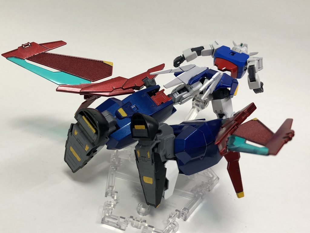【Gスカイガンダム】
本家Bパーツにあたる下半身のみアーマー強化した形態。スピード一点が強化され、高速戦闘に特化している。