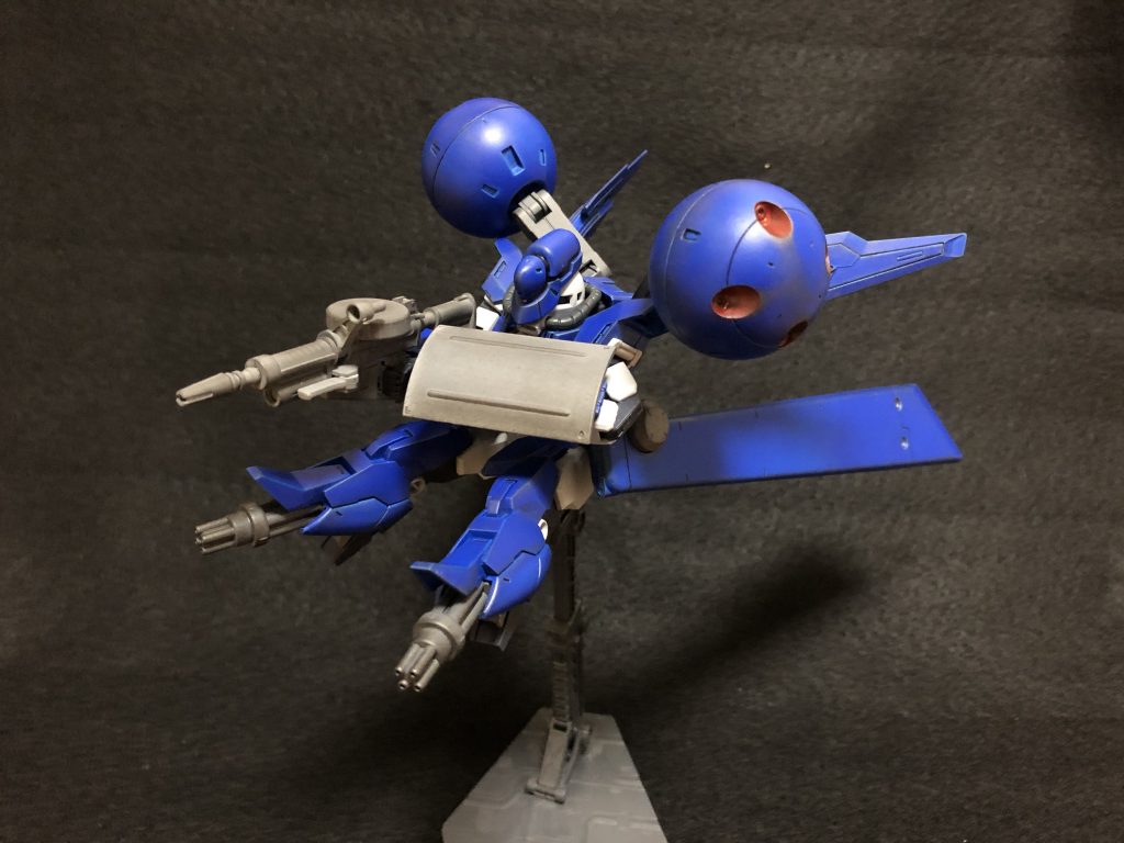 コアガンダムの脚部は、ガトリング砲に改造。火力も大幅に向上しました。
プロペラントタンクは腰アーマーにボールジョイントごと接着してあります。