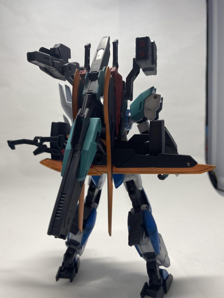 後ろ。ヴィートルーの武器ものせることができるのを知らなかった。