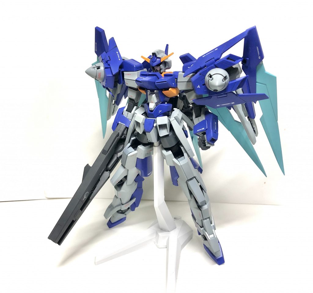 正面です。カラーリングは元のFXを踏襲しながらも自分好みにアレンジしています。
ブルー部分はガイアのNAOKIブルー(曖昧)、グレー部分はこれまたガイアのニュートラルグレーとクリアブルーを混ぜたものです。イエロー部分は忘れました。思い出したら追って書きます。
ベースはAGE-FXで大腿部はFXの膝下、膝下はマグナムセイバー、両肩両足首はAGE-2ノーマルをそれぞれ使用しています。
どこか見覚えのある肩部ユニットは『とある並行世界で存在が確認されている特殊エネルギー機関』という設定です。一説にはこれにより全身が赤色発光して機体スペックが格段に跳ね上がるとかおっと誰か来たようだ