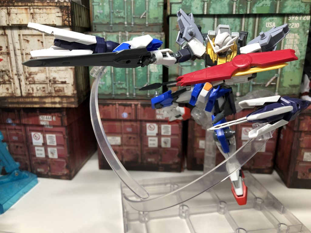 ライフルビットと射撃。
ちなみに機体名の「エーヴィヒ(ewig)」ですが、ドイツ語で「永遠」を意味します。刹那・F・セイエイのセイエイ(聖永)から頂きました。BFTのトランジェント(刹那)に対抗心を燃や...しました。はい。