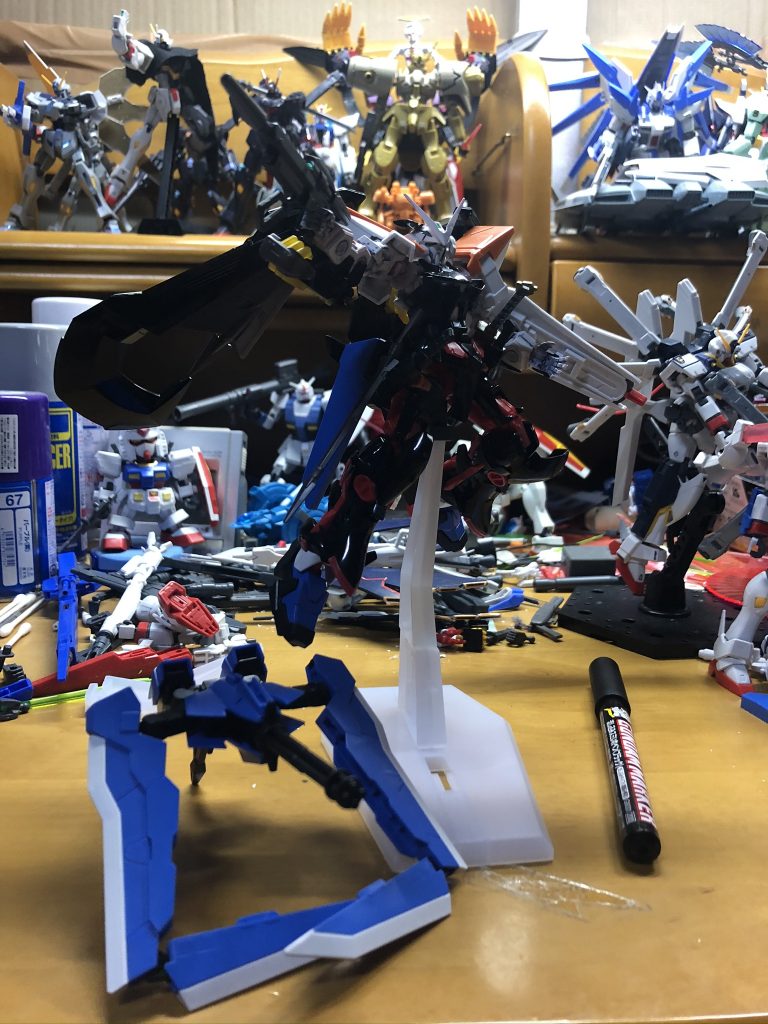 とりあえず仮組み。始めは赤、青、金の部分を白にしようとしましたが赤が残るので断念。ガンダムマーカーの赤で元に戻しました。
(後ろがごちゃごちゃしてますが気にしないでください)