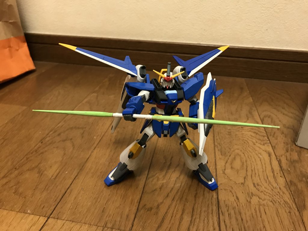 特殊能力セイバードライブ本機の保持する膨大なエネルギーを、特殊な中和粒子「セイバーフォトン」に変換・生成する特殊能力で、あらゆる命を救う事ができる。セイバーフォトンには、人体や地球に悪影響を及ぼす力を中和する効力があり、闇のDG細胞やGN粒子による毒素はおろか、同じアルティメット細胞の力さえも中和し、地球上に存在しない毒の解毒をも可能にする。これにより、デメリットを安全に取り除いた上で人命を助ける事を可能にし、理想的な人命救助を実現できるようになっている。その力はこれだけに留まらず、レクイエムバーストによって永続的に停止させられた生命活動、機械や電子機器の機能を、安全な状態で復活・再起動させる事ができる。アルティメットヒーリング本機の保持する膨大なエネルギーを、特殊な回復粒子に変換して周囲に散布する事で、周辺にいる仲間の受けた傷を癒したり、病気を治して元気にしたり、瀕死の者を蘇生させる、強力な回復系の特殊能力。人間に限らず他の動物にも効力をもたらし、ほぼ全ての生き物の生命を回復させるほどの効力が有しており、流石に死者を蘇らせる事までは不可能だが、アルティメット細胞との高い適合率を誇るパイロットが使えば、不治の病であろうと完治させる事が可能になる。この回復粒子は、なんとMSにも有効であり、大きさは一般的なサイズに限定されるものの、機体の大部分が残っていれば、仮に大破していようと完全修復できてしまう。そして、DG細胞や闇のDG細胞、アルティメット細胞を持つMSなども例外なく回復が可能。ただし、あくまでも「味方を回復する」能力なので、本機とパイロット自身を回復させる事はできない他、この能力を行使する際にもパイロットの体力を大きく消費してしまう欠点もある為、パイロットのコンディションが良好でなければ連続使用が難しい。