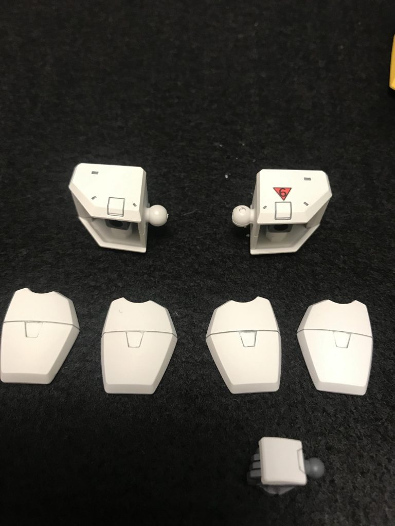 未完成状態のパーツもしっかり作ったのですが、塗装ハゲが怖くて組み替えしておりません。

全部塗装してはいますが、最終組み立てや軽くポージングさせた時にガッツリ塗装が削れてテンションガタ落ちです。

肩アーマーと両肩のキャノンが大変干渉しやすいです。これから作る人はお気をつけて。