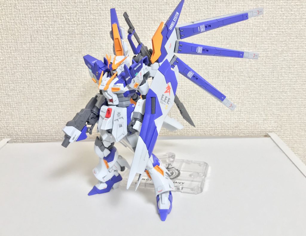 正面。頭部のアンテナが大型化されているほか、胸部に追加されたアンテナは「戦いを望まない意志」を拾い上げることで時限強化として組み込まれたNT-Dの暴走を抑制・安定化させるためのニュートライザーとしての役割を持った装置である……という設定だが、ゲームにおいて特に意味はない。また、腰部中央には連邦系のMSとしては珍しいメガ粒子砲が装備されているが、これはナラティブガンダムのA装備が元ネタとしているが、運用としてはストライクフリーダムガンダムのように外部装備に頼らない大火力兵装を機体に装備することでマニュピレータに他の役割を担う武器を装備させるという意味合いが強い。