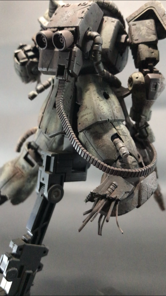 左手、両足は破壊されています。内部メカを露出させるのにメカニックな部分をジャンクパーツで作りました。