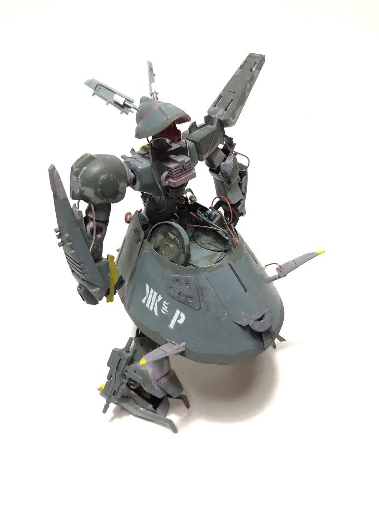 うしろ
ミノフスキークラフトの本体が納められた大きなスカートが目を引く。
特徴的なスカートには飛行安定翼のスタビライザー。
移動はスカート内のミノフスキークラフトによる滑空で驚きの運動性能を誇る。