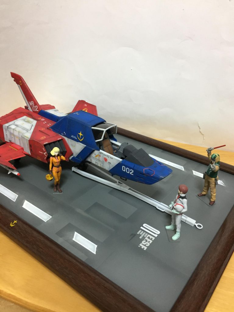 ベースは100均の写真立てに
プラパン貼って塗装しました。