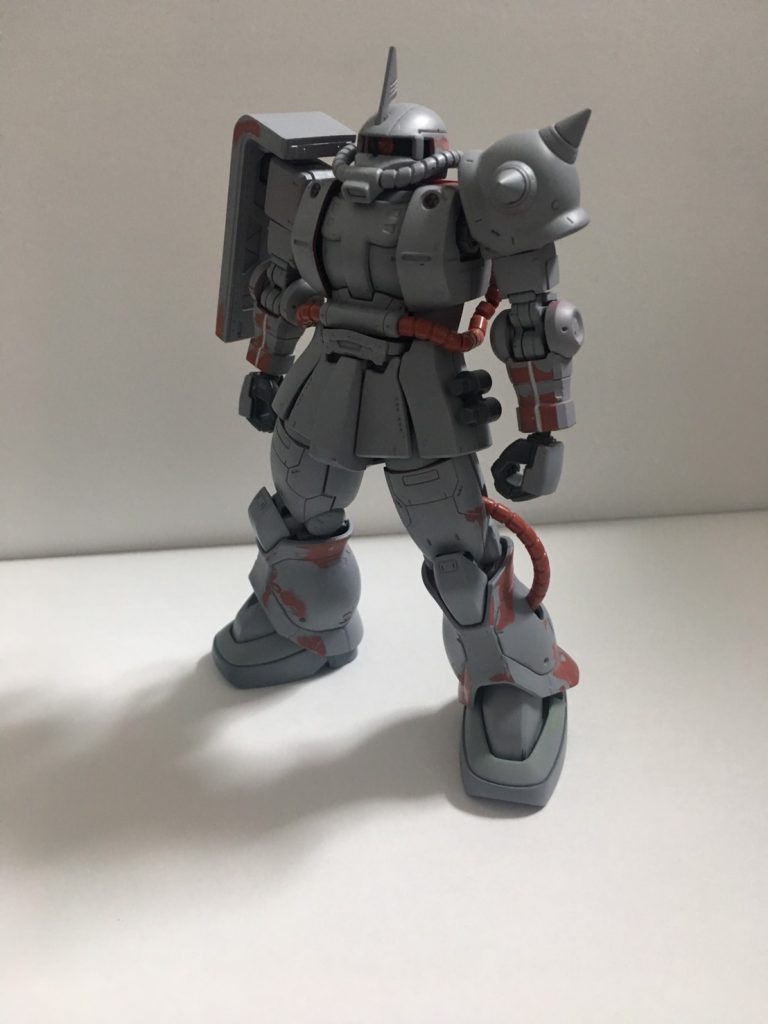 サフを吹き、傷のあるところをヤスリで削り、腕の部分0.5mmプラ板を挟んで若干太くしました。