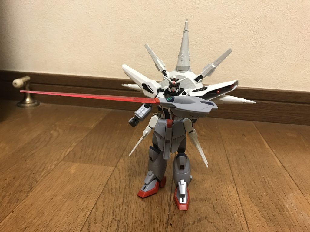 プロヴィデンスウエポン対ビームシールドと大型ビームサーベル、その両脇に2門のビーム砲を内蔵した複合兵装であり、左前腕にはめ込む形で装備する。本家のプロヴィデンスと同様に、攻防の転換を素早く行える強みを持つ。大型ビームサーベルその斬撃力は凄まじく、スペースコロニーすらも軽々と斬り刻むほど。また、これ自体もビーム砲として機能し、その場合の威力もツインサテライトキャノンを上回っている。対ビームシールド強度と耐久性も高く、陽電子砲さえも軽々と防ぎ切るほど。本家のプロヴィデンスでは、武器としての利便性を優先した為に小型化した結果、盾として扱いづらくなってしまったが、本機は全体的な格闘性能と防御力の高さもあって、この欠点を克服している。ビーム砲連射性能を重視しているが、その威力は1門のみでもツインサテライトキャノン並みに高い。