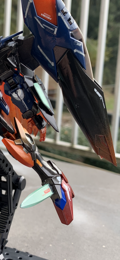 脚や翼の先端にメタリックオレンジでグラデーションを入れ、機体全体に何かしら粒子をまとっている感じを表現。