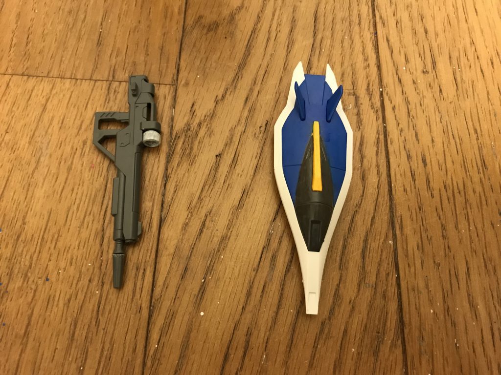 高エネルギービームライフルMA時は左肩アーマーに固定され、MS形態で使用しない際はリアスカートに装着される。空力防盾粒子化による収納が可能になった事で、本家セイバーや再設計された1号機にあった「シールドが破壊されるとMA形態への変形は不可能となる」欠点はある程度解消されている。