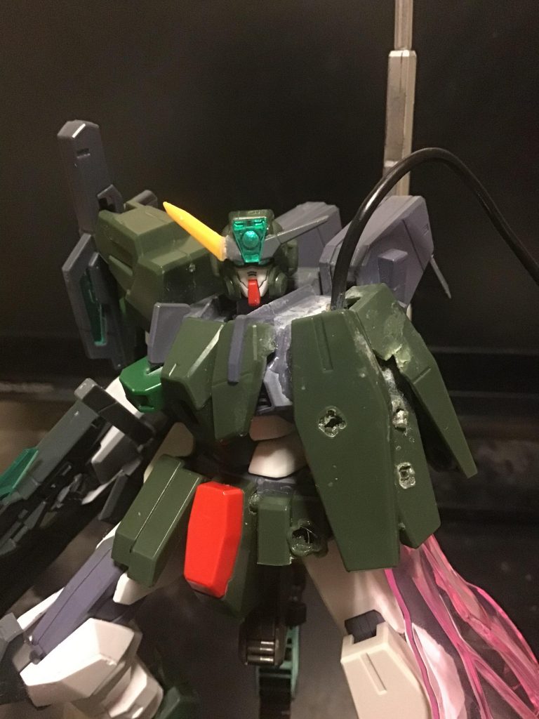 ガンカメラは、サーガに付属するケルディムの余りパーツから取っています。
左のアンテナは、ガルバルディリベイクのアンテナを削ってつけました。