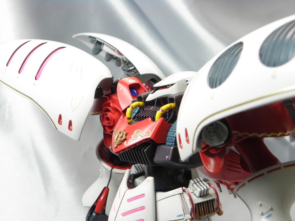 顔面の形状を変更し、目の位置を奥に変えてモーターヘッドっぽくしてます。