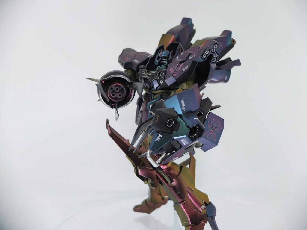 角度により機体カラーが変わるのが面白いです。