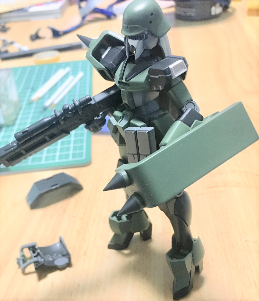 作成中。
ノーベルの胸にゼーズールとその余剰のギラズールのパーツを貼り付けて胸部ガードにしています。