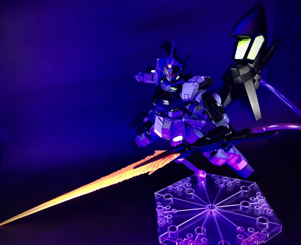 オリジナル近接格闘武器の展開状態。
背面のエネルギー供給部は、ありったけを敵機等破壊対象にぶつけた後に爆散するイメージ。