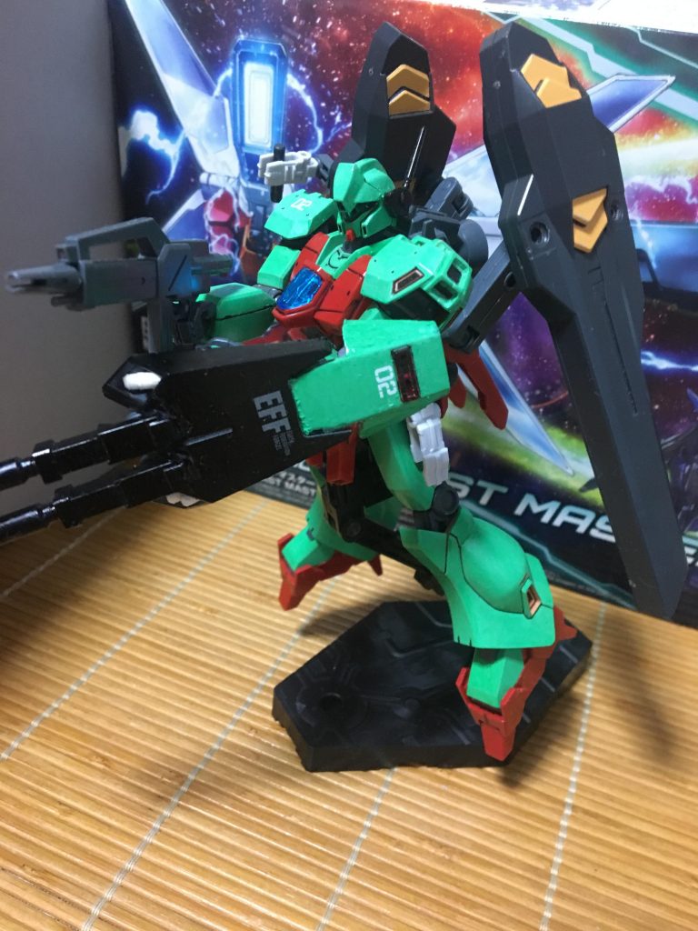 ジェガンブラストマスターをベースにした遠距離戦対応オリジナルジェガンです。
頭部のほうはベースとなるジェガンに戻す形で、余剰パーツのほうを使用しました。
全体的な色としては出来るだけベースとなるジェガンの色にするためにガンプラペンのアイグリーンのほうを使用しましたが、
ジェガンというより、ネモという感じでしたので、
ネットのネモの色使いを参考にして塗装しました。ベースのジェガン部分はアイグリーン、ジェガンブラストマスターのところはそのままの赤にしました。

↑写真ビームライフルモード