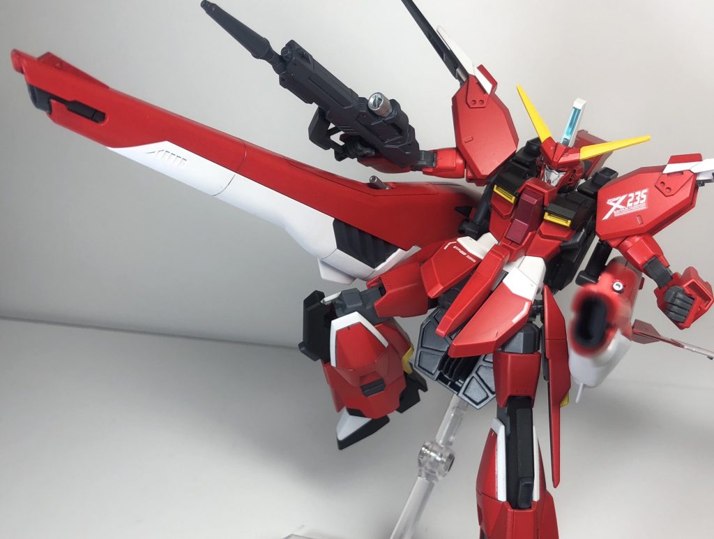 <装備4>収束ビーム砲
セイバーの主力兵装とも言える、背部の大型ビーム砲です。
こちらは本家からそのまま引き継いでいます。
1/100スケールのパーツを使っているため、かなり迫力があります。
続いてMA形態の紹介です。