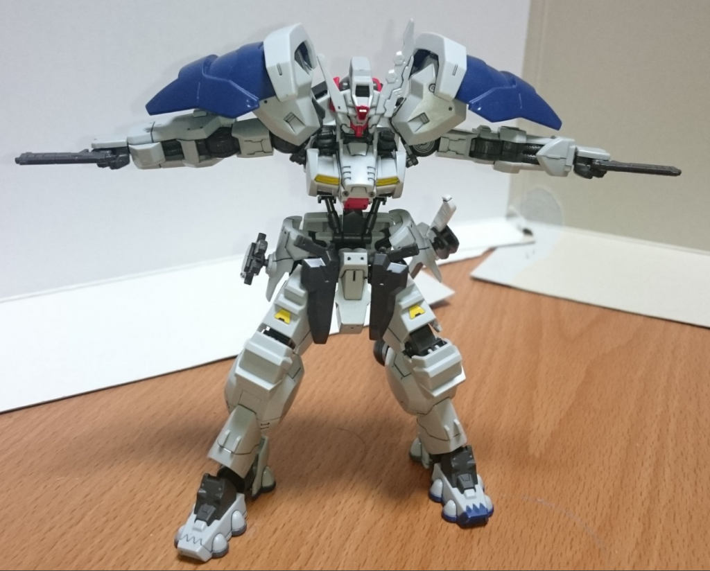 武器② ハンドガン×2
射撃装備。
刀をメイン装備とする本機の独特な戦闘スタイルの邪魔にならないよう取り回しのしやすい小型のハンドガンが採用された。主に牽制等に使用される。