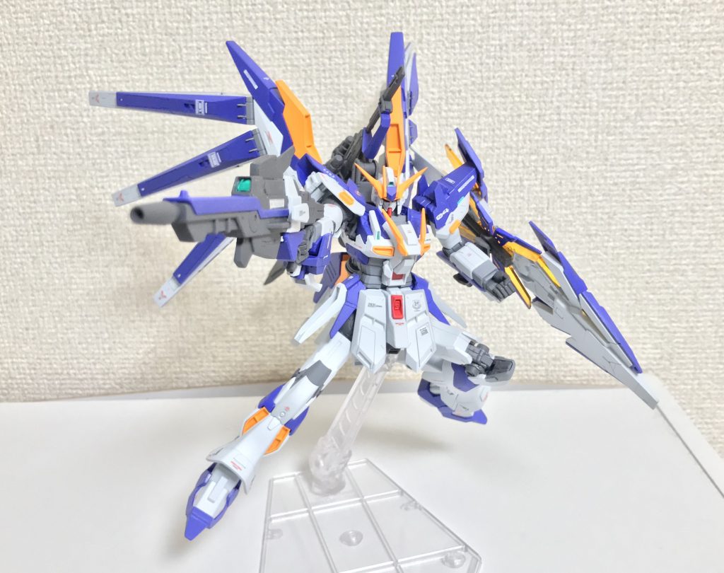 ハイ・メガ・ビームライフル。基礎ユニットとなるショートライフルにバレルを追加した、本機の基本装備である。ロングレンジに対応しているだけではなく、出力を可変させることで照射ビームや絞り込んだ狙撃ビームとしての使用を可能にしているなど用途は多岐に渡るがショートライフルと比較して燃費は悪く、過剰火力になりそうな時はバンシィ・ノルンと同様、Hi-νガンダムヴレイブにおけるシールドブースターの代替としてセットで運用されるアームド・アーマーDEに装備されているメガキャノンで対応するのが基本となっている。