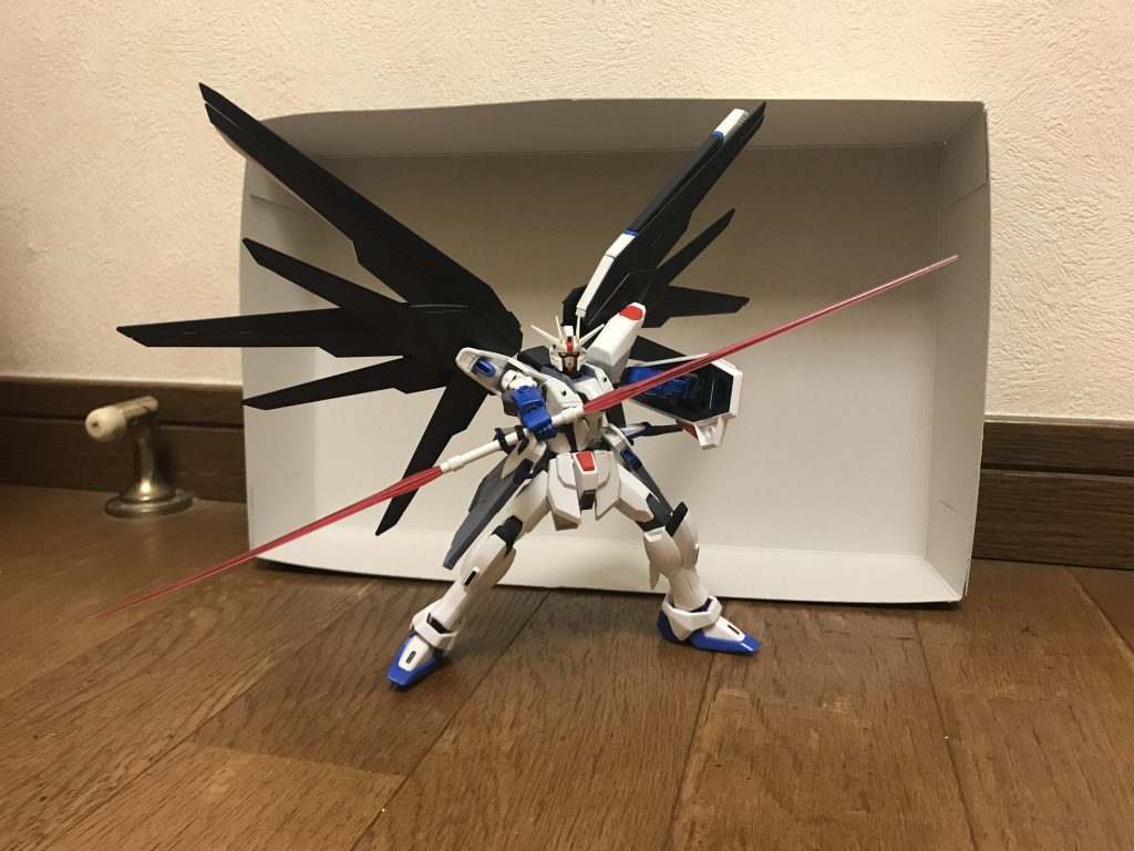 武装本機は、エターナルエッジを駆使した近接格闘戦を得意とする。エターナルエッジ、ビームライフル、ビームシールドは、それぞれ粒子化して、本機の内部に収納することも可能で、必要に応じて手元に召喚できる。エターナルエッジ以外は、本家のフリーダムとほぼ同様の装備であるが、各武装の性能は大幅に強化されている。エターナルエッジファンタジーナイフ型の実体兵器。詳しくは後述。ビームライフル中距離戦闘用携帯型ビームライフル。取り回しと連射性能に優れ、通常のものより遥かに高出力を誇り、一撃でナノラミネートアーマーをも貫通する威力を誇る。ビームシールドアルティメット細胞と闇のDG細胞を素材として用いた軽量かつ超硬度の大型シールド。その防御力は密着状態で放たれた大出力ビーム砲の直撃をほぼ無効化してしまうほど。実体弾に対しても、大出力のレールガンや核ミサイルをも防げるほどの防御力を発揮する。上半身を覆うほど大型で、脇にはビームライフルの銃口を挿入するためのガンポートを備えている。ビームサーベル腰部サイドアーマーの上部に2本マウントされており、2基を連結した「アンビデクストラス・ハルバード」形態にする事も可能。高出力かつ長刀身のビーム刃を形成し、ナノラミネートアーマーをもズタズタに斬り刻むほどの斬撃力を誇る。機関砲頭部に2門搭載されている。本機からの永久的な弾薬生成が行える為、弾薬数に制限が無く、威力調整も可能で、対人用、牽制用、MSの撃破など、極めて幅広い運用が可能となっている。そして、最大限まで高めた威力は凄まじく、PS装甲やナノラミネートアーマーをも蜂の巣にしてしまう。クスィフィアス両腰部に取り付けられた三つ折り式レールガン。莫大な電力を掛けて射出する為、小口径の弾丸でもPS装甲をも貫通できる凄まじい破壊力を生む。側面には、保持性を高めるグリップも存在する他、サーベルの懸架ラックやスラスターも兼ねている。バラエーナ背部の可変翼の中に一門ずつ収納されているプラズマ収束ビーム砲。一門だけでも陽電子砲以上の破壊力を誇り、使用時は肩の上から前方に向けて展開し発射体勢をとる。