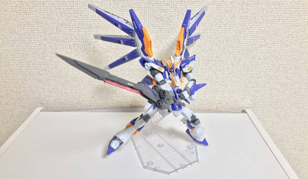 大型対艦刀「クラウ・ソラスⅡ」。普段はスタビライザーとして背面にマウントされている装備にして兵装であり、本体の燃費の悪さを補うために対艦刀の鍔部分にバッテリーユニットを搭載していることが大きな特徴である。