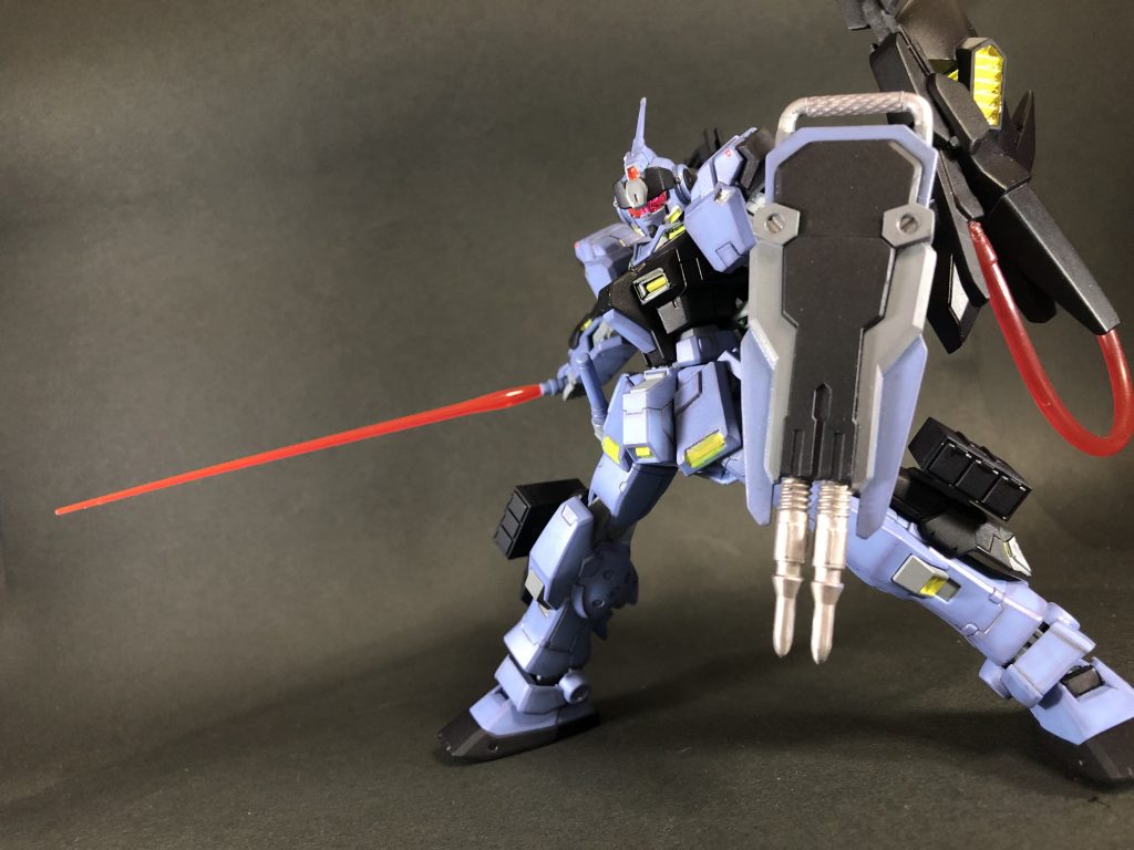 スパイク・シールドを構えつつビームサーベル展開、近接戦闘を行う。
少し物足りなかったので、シールドのグリップ部に網目状のモールドを追加。
スパイク部は伸縮をオミットし、メタルパーツで重量感と攻撃的な感を増しています。