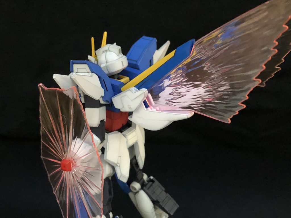 ミノフスキードライブのマウント方法には悩みましたが、動いた方が良いと思いV2の腰アーマーとポリパーツを使いました。アーマー背部にV2のキットのポリパーツを接着、ドライブ側に接着した腰アーマーと接続しています。光の翼は着脱可能。バックパックはコアガンダムのままでサーベルの代わりに火器が載ります。