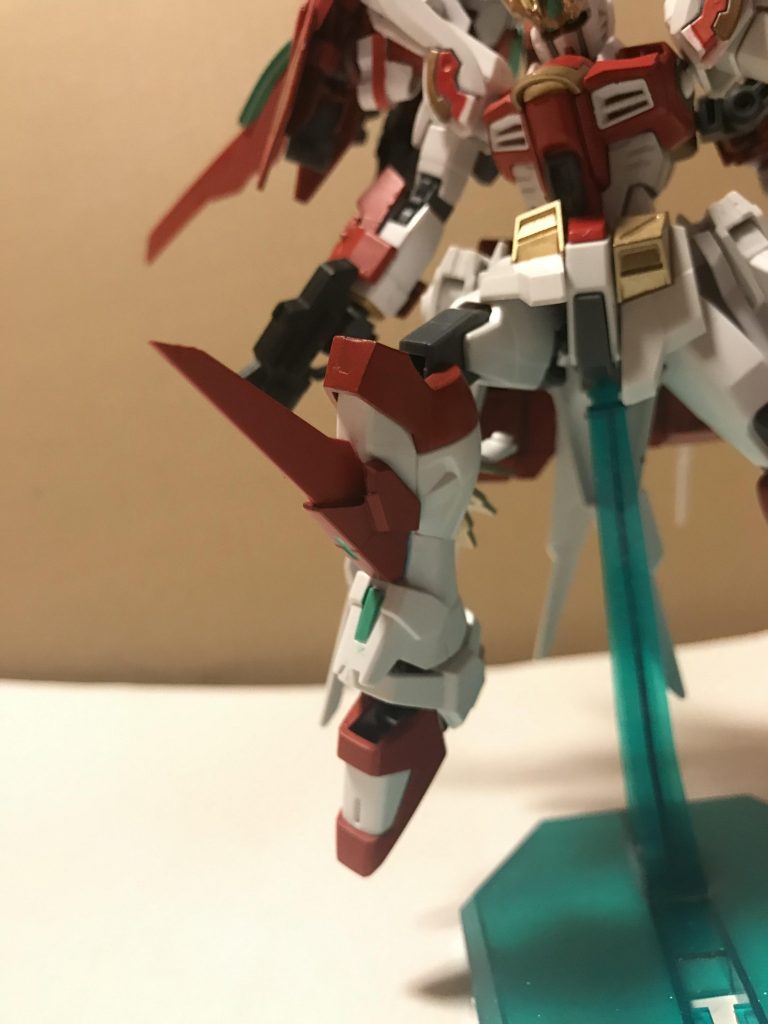 ブレードニー
膝に取り付けられた武装で接近戦時に主に使われるビームコーティングが施されていて少しのビーム兵器なら無効出来る