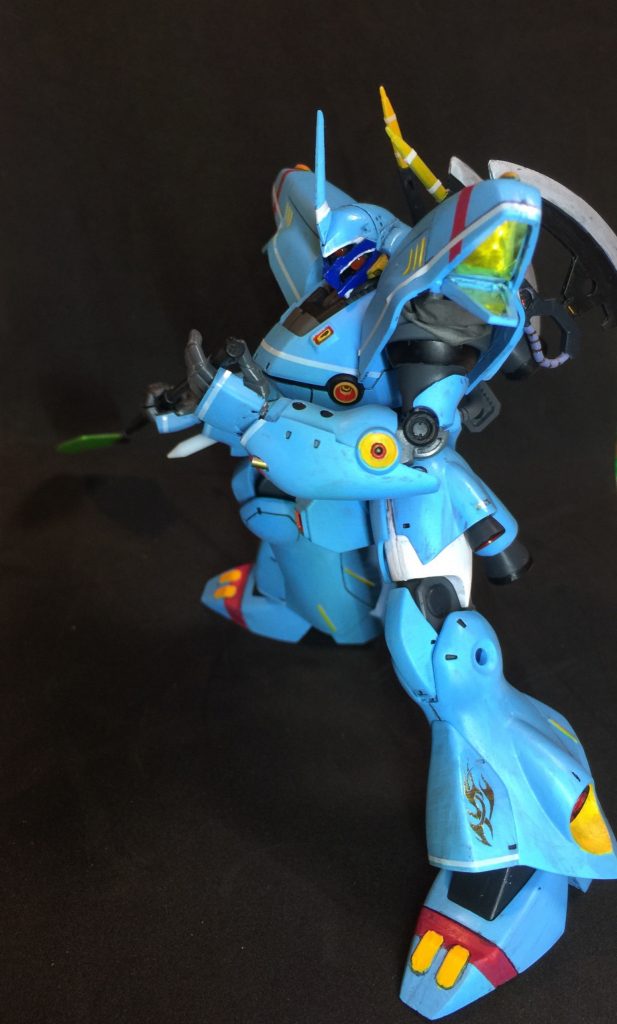 肩は旧ドライセンのもの前後詰めて、接続ポリキャップを設置、カバーで隠してます。