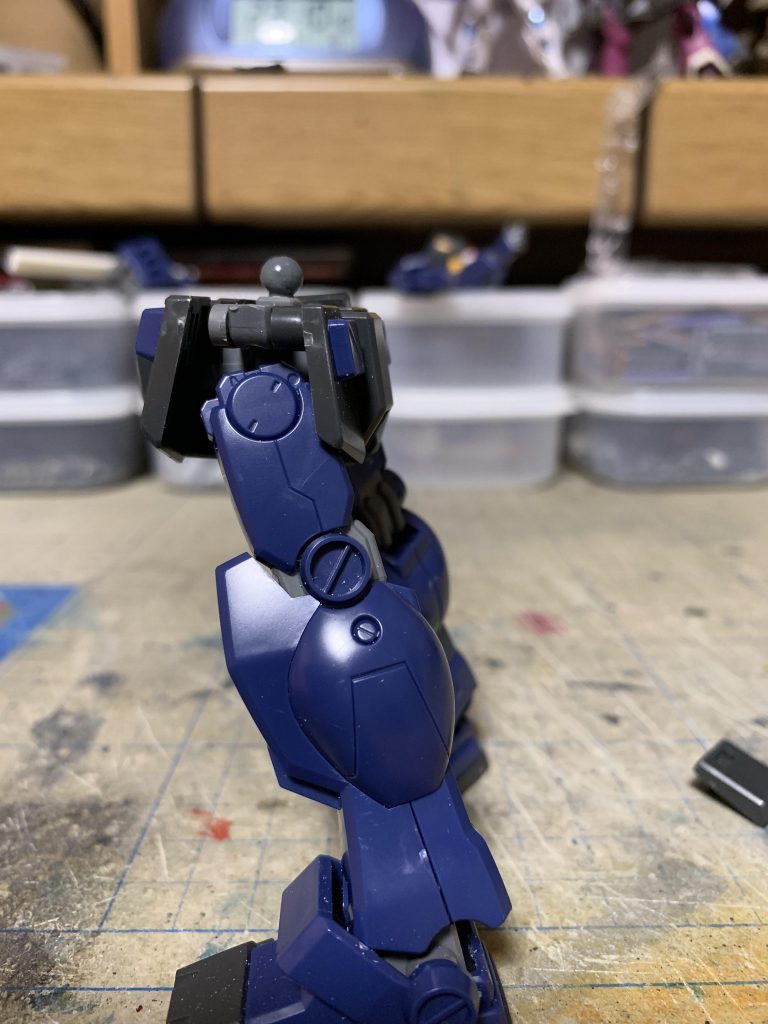 リアアーマーの下側を削り込んで、足が後ろへ反れるようにしました。