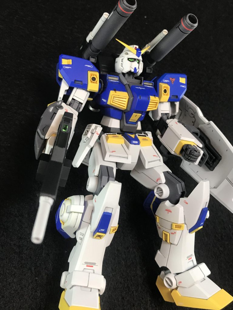 説明書のカラーガイド通りの調色をしたつもりなんですが、青が全然違う。アレックスや4号機を彷彿とさせる色味に。バンダイが提示している完成見本はもっと紺色な感じ。これはこれでカッコいいと思ったので、まぁいいかなと思ってます。