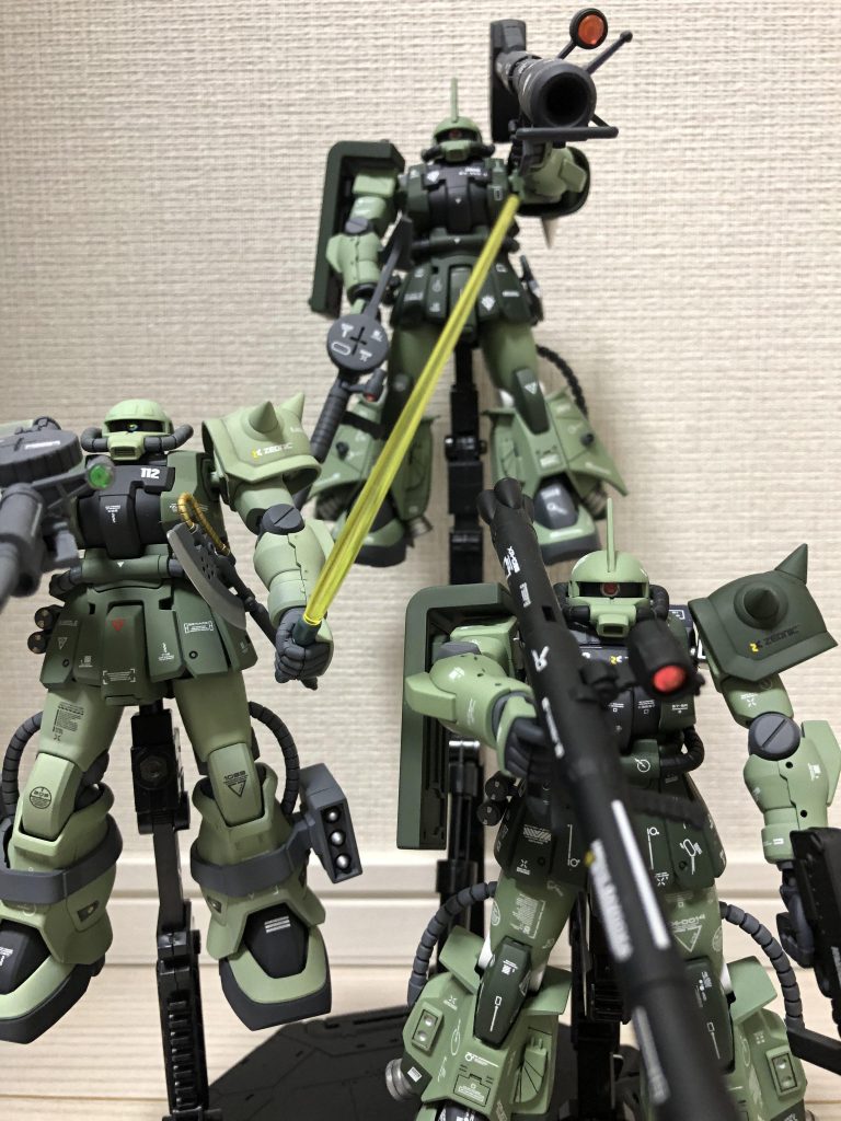 3体を揃えたショットです。3体とも両手に武装を保持させていますが全て異なる物を持たせました。やっぱり3体集まると重厚感増しますし、ザクの良さが際立つと感じます🤗
下記1体づつ載せます。