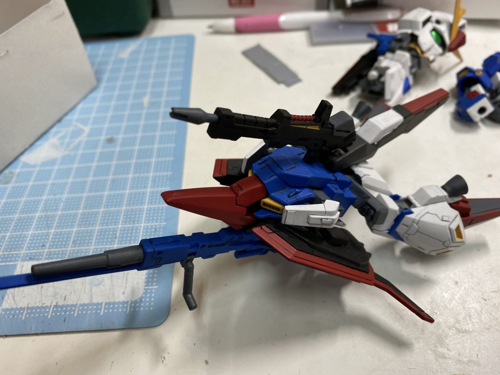 サイドアーマーとバックパックを取り付けます。
ビームライフルとメガランチャーを取り付けて完成です。