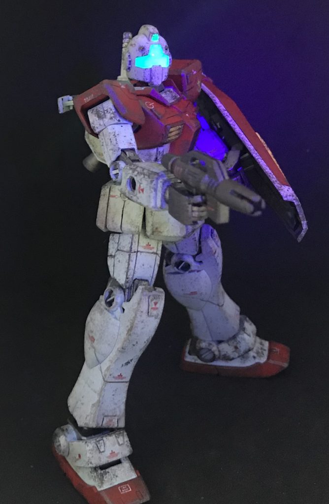 カメラは蛍光塗料、蓄光パウダー使用したのでブラックライトに反応します。