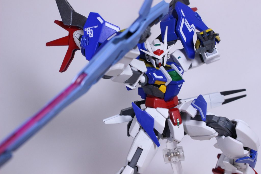 MGデスティニー(エクストリームブラストモード)のパッケージ絵の再現のつもりなんですが上半身の可動範囲広くないとキマらないんですよねこれ…  逆にHGCEデスティニーはすんなりこのポーズ出来るんで驚きました。