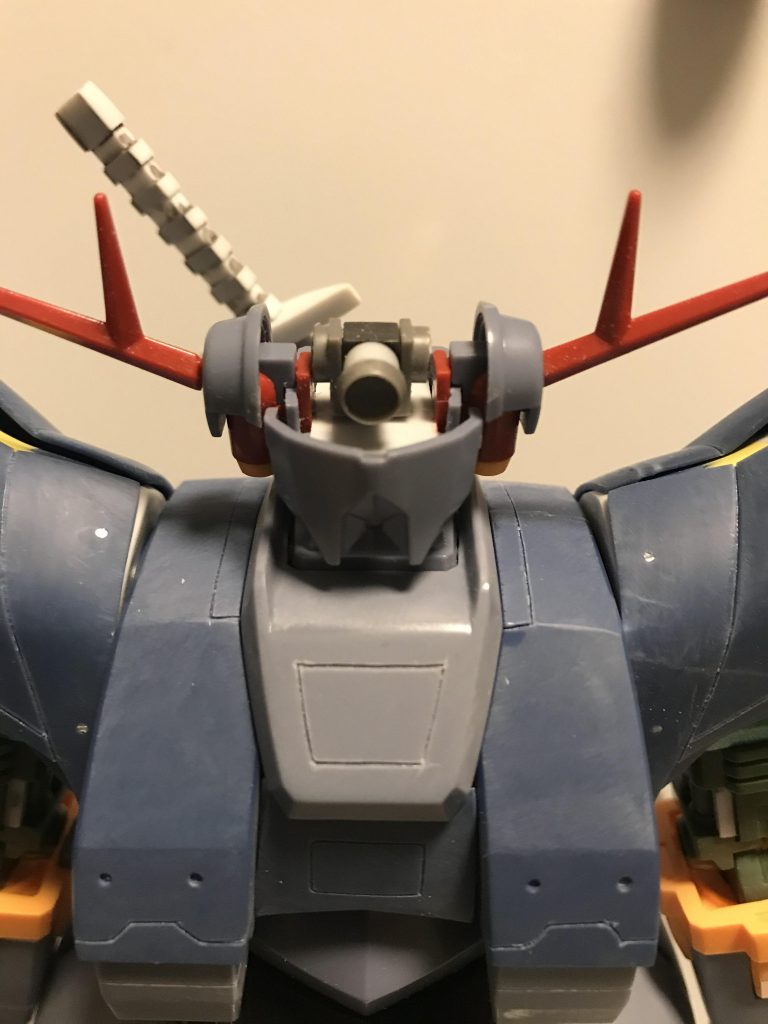 ジオングの特徴であるモノアイがシールで可動できないから可動できるよう簡単に作ってみました。
これで後ろにもモノアイが移動できます。