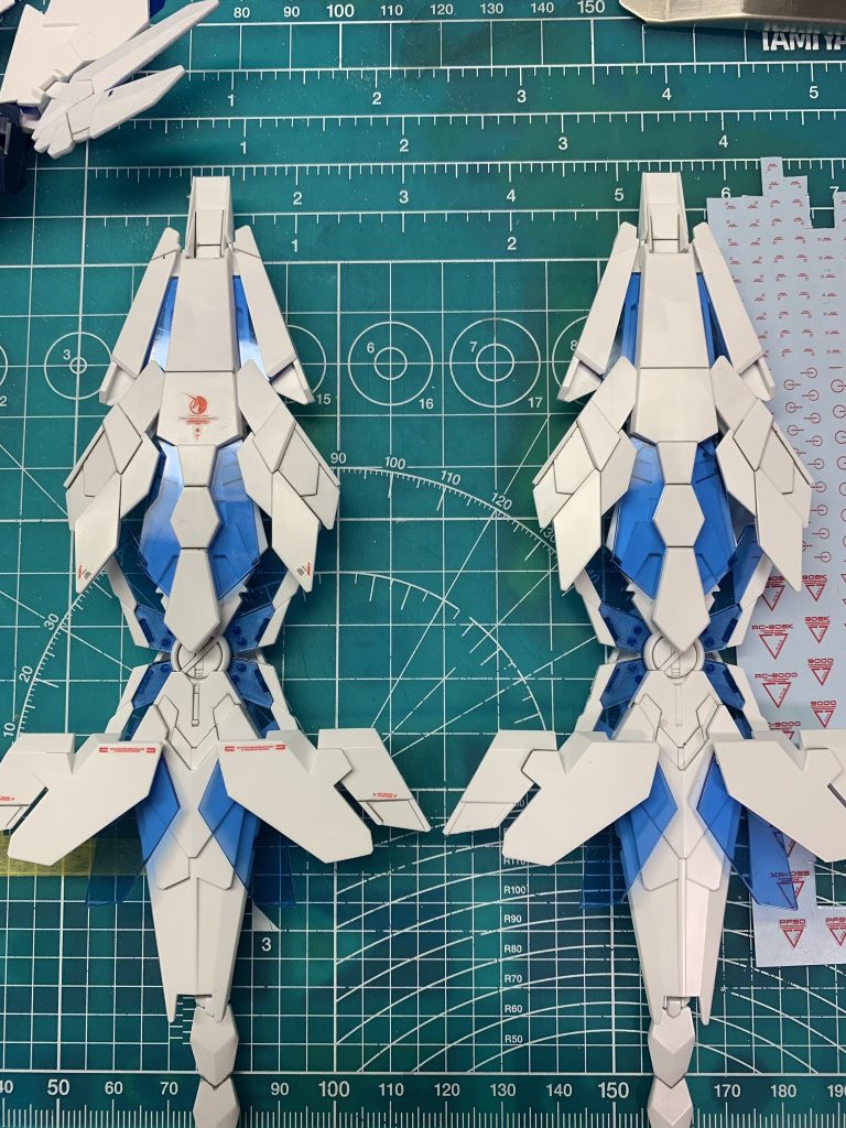 アームドアーマーDEを比較しながらデカール貼り。