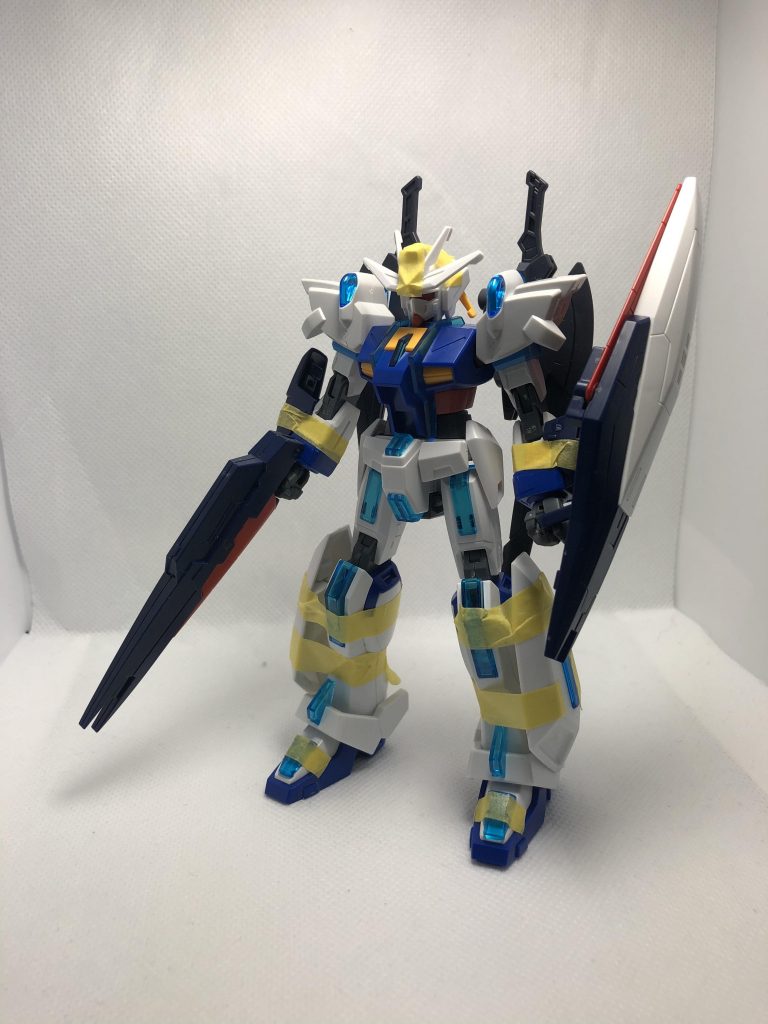 仮止めの様子
頭のアンテナをフリーダムガンダムカスタムキット付属のものに変更
肩パーツをGーセルフパーフェクトパックの物に変更し、ビームライフルとシールドにはシャイニングブレイクの物を使用
背中のブレードはマーズフォーウェポンズの物を使っている
脚部にはスクランブルのスラスターを追加