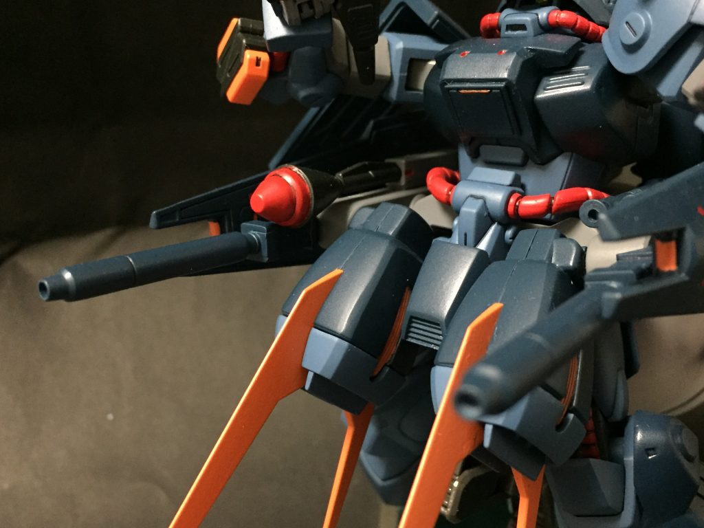 試作段階の装備ではあったがミノフスキークラフト発生装置に搭載されたジェネレーターは驚異的な高出力を叩き出す代物。
故に早期に実戦が視野に入れられ、各種武装を搭載する事となった。
・ビームキャノン×2 /ジェネレーター直結式の高威力型。
・シュツルム・ファウスト /旧ジオン公国軍の使い捨てロケットランチャー。
可能な限り使用される装備は上記の様な使い捨て、軽量な装備が選択され、他にも十連装ミサイルポッドが搭載されている。