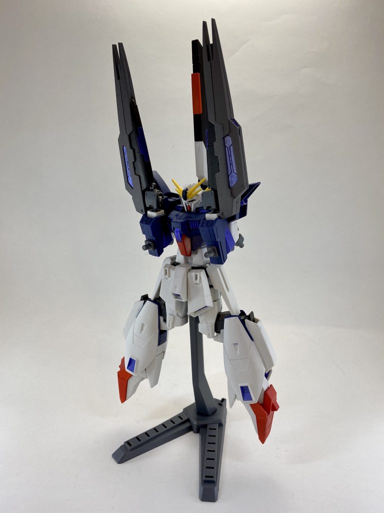 ②腰を180度回転させテールスタビライザーを起
　こし、腕を曲げてライフルを上に向けます