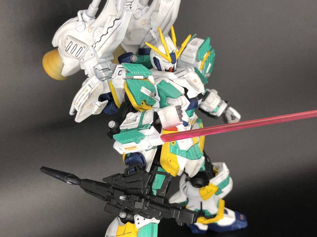 左手は巨大なシールドを装備するためユニコーンのビームトンファーふうな改良をしました。